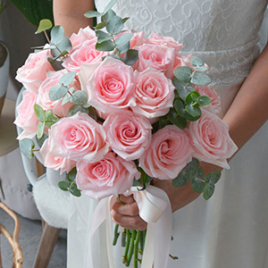 Свадебный букет Round из розы и цинереи